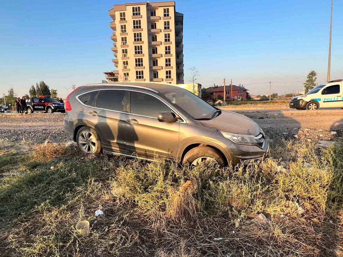Aksaray\'da Lastiği Patlayan Cip Şarampole Düştü: 3 Kişi Yaralandı