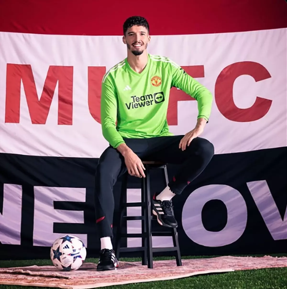 Manchester United, Altay Bayındır\'ı transfer etti