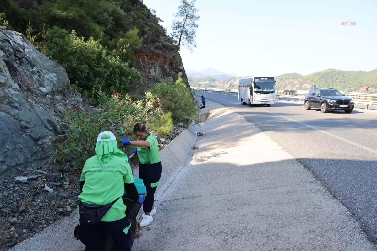 Marmaris Belediyesi, Marmaris-Muğla yolunda temizlik çalışmalarına devam ediyor