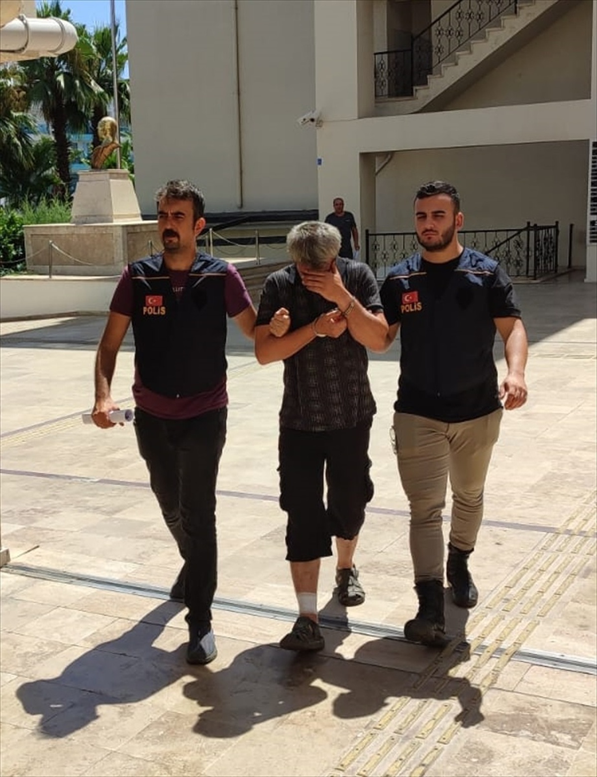 Marmaris\'te kargo aracında 49 düzensiz göçmen yakalandı