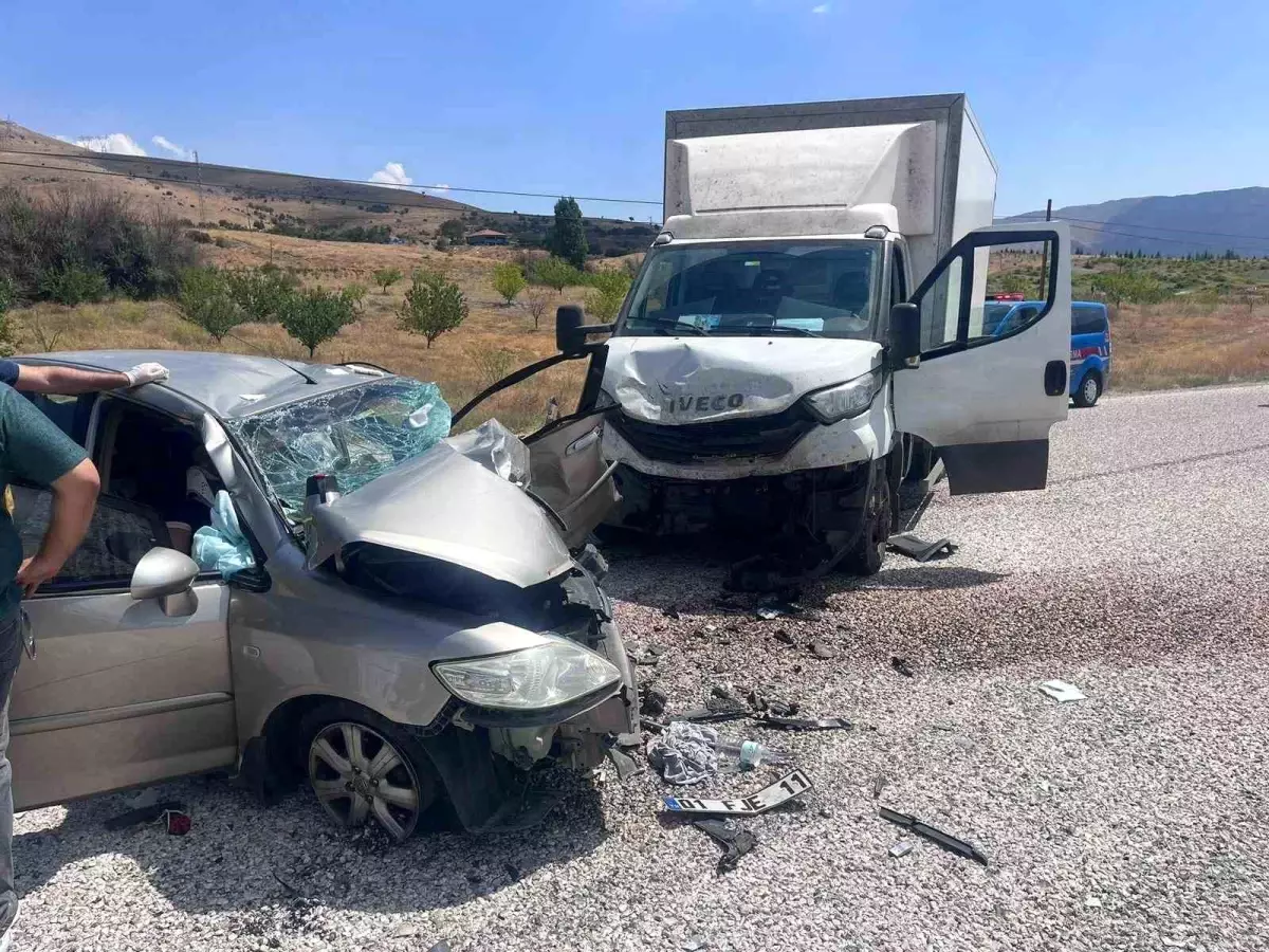 Malatya\'da kafa kafaya çarpışan araçlarda 4 kişi yaralandı