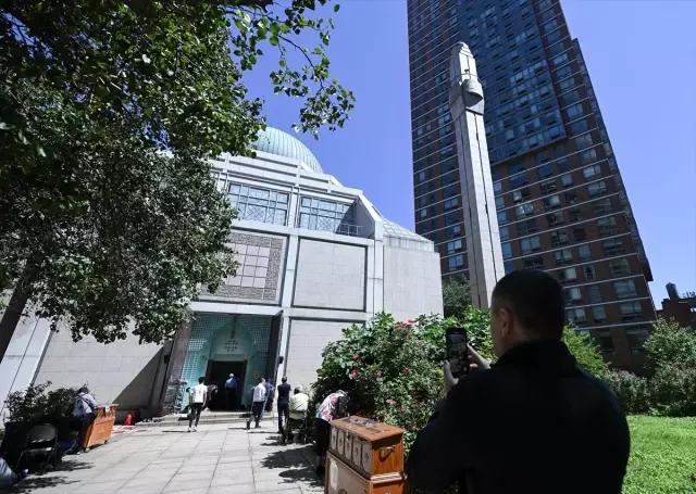 New York'ta bir ilk! Ezan sesi hoparlörlerden dışarıya verildi New York'ta bir ilk! Ezan sesi hoparlörlerden dışarıya verildi