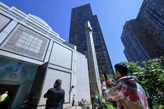 New York'ta bir ilk! Ezan sesi hoparlörlerden dışarıya verildi New York'ta bir ilk! Ezan sesi hoparlörlerden dışarıya verildi