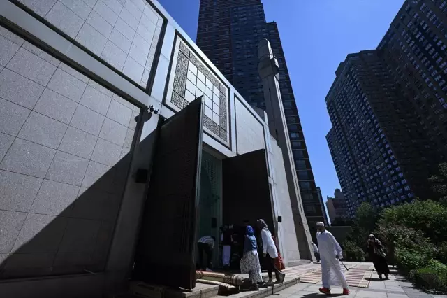 New York'ta bir ilk! Ezan sesi hoparlörlerden dışarıya verildi New York'ta bir ilk! Ezan sesi hoparlörlerden dışarıya verildi
