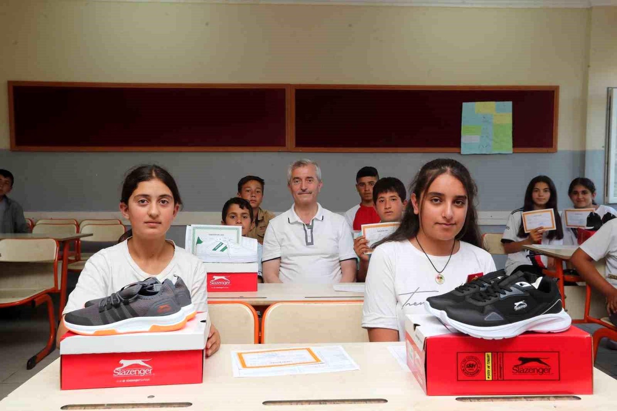 Şahinbey Belediye Başkanı Mehmet Tahmazoğlu Gençlere Spor Ayakkabısı Hediye Ediyor