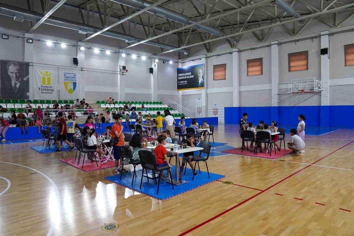 Tepebaşı Belediyesi Yunus Emre Spor Tesisleri\'nde Satranç Turnuvası Düzenlendi