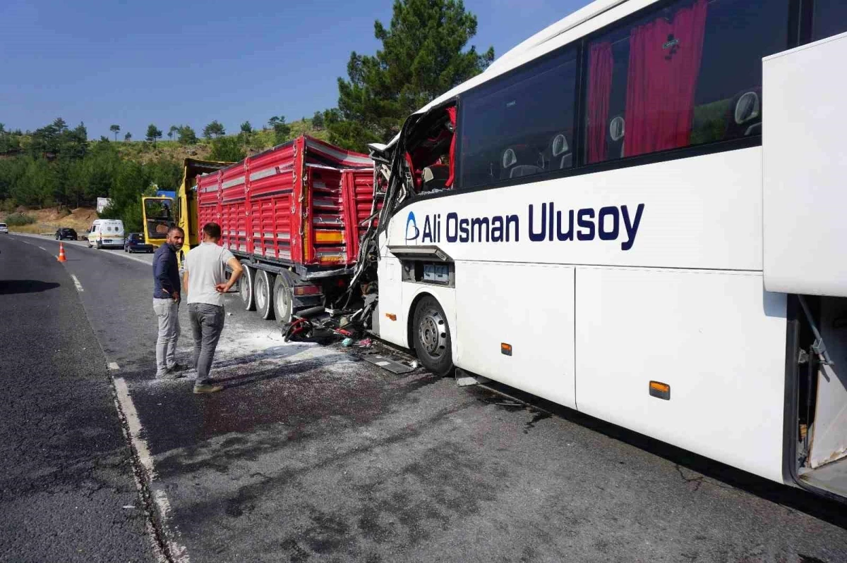 Adana\'da Tıra Arkadan Çarpan Otobüs Kazası: 2 Ölü, 12 Yaralı