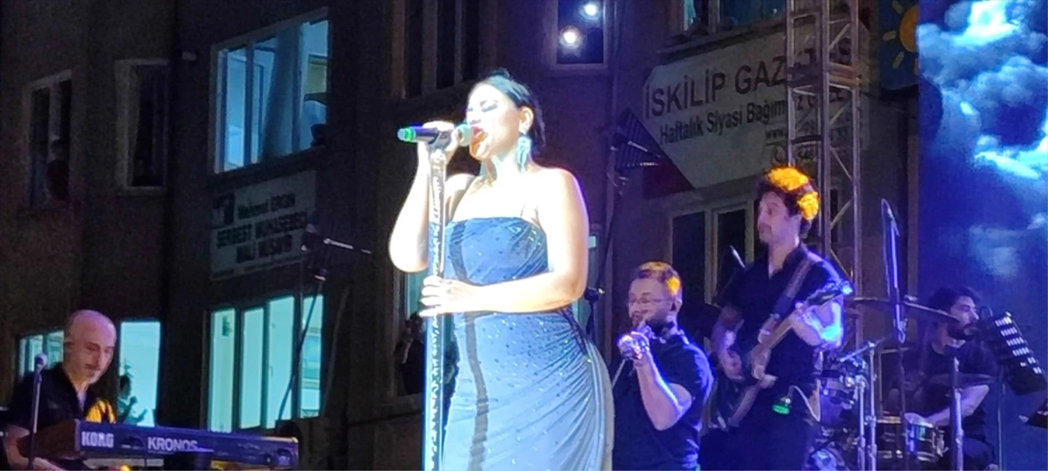 Geleneksel İskilip Dolma, Turşu ve Çilek Festivali\'nde Zara konser verdi