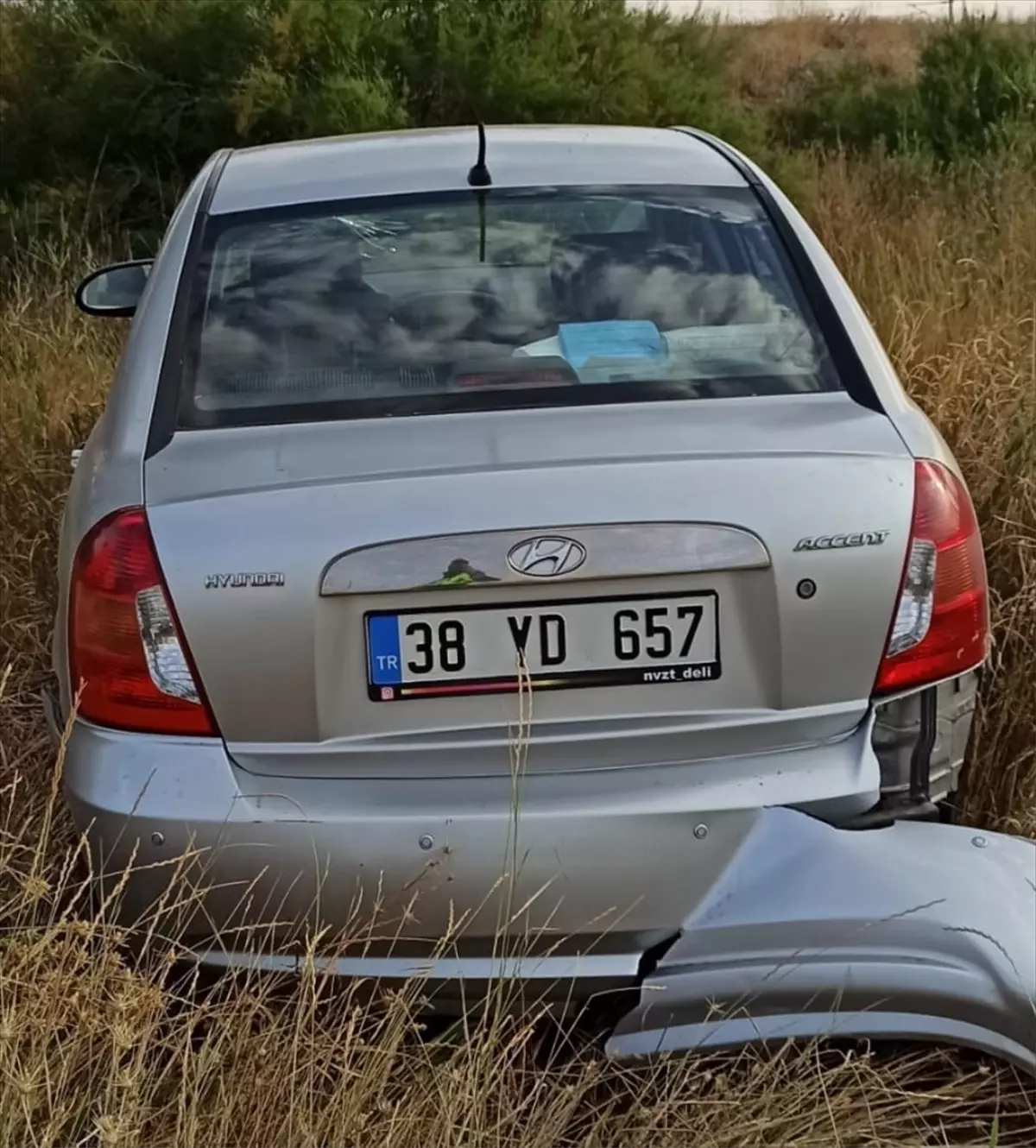 Sivas'ın Şarkışla ilçesinde tarlaya savrulan otomobilde 3 kişi yaralandı