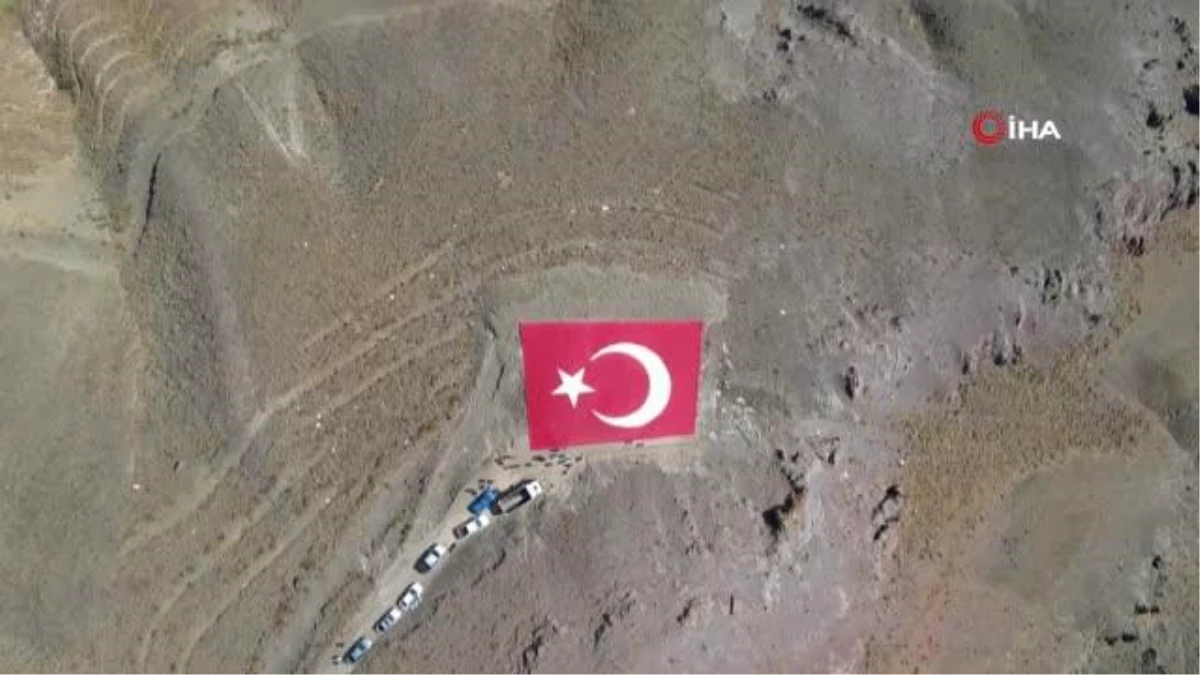 Şarkışla\'da Muhsin Yazıcıoğlu anısına dev Türk bayrağı yapıldı