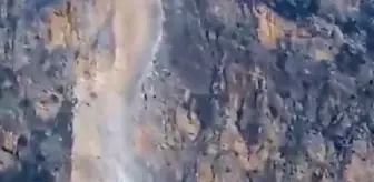 Siirt'te deprem sırasında kopan kaya parçaları kameralara yansıdı