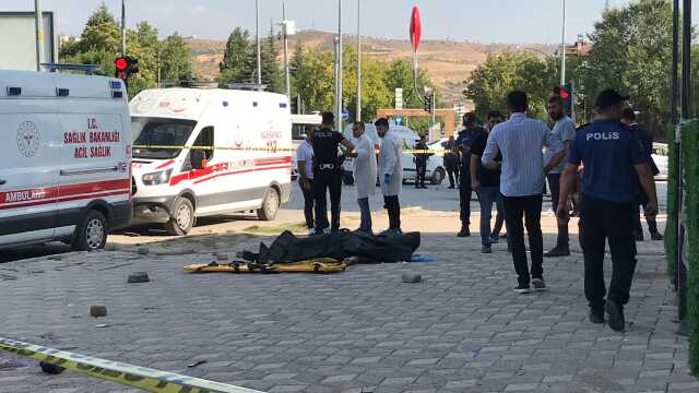 Silahla yaraladıkları adamı ambulansta kalp mesajı yapılırken sağlık görevlilerinin önünde tekrar vurdular Silahla yaraladıkları adamı ambulansta kalp mesajı yapılırken sağlık görevlilerinin önünde tekrar vurdular