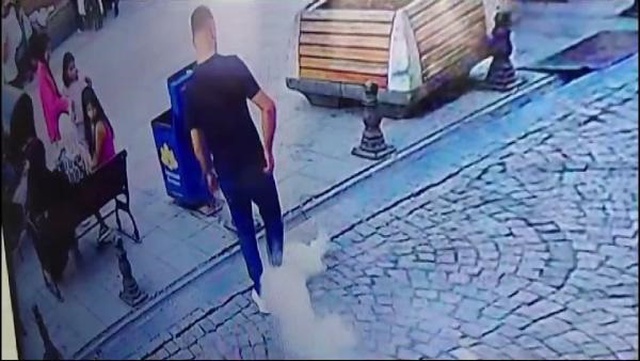Yolda yürüdüğü esnada telefonu patlayıp yandı! O anlar kameraya yansıdı Yolda yürüdüğü esnada telefonu patlayıp yandı! O anlar kameraya yansıdı