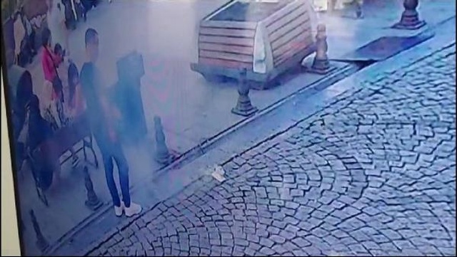 Yolda yürüdüğü esnada telefonu patlayıp yandı! O anlar kameraya yansıdı Yolda yürüdüğü esnada telefonu patlayıp yandı! O anlar kameraya yansıdı