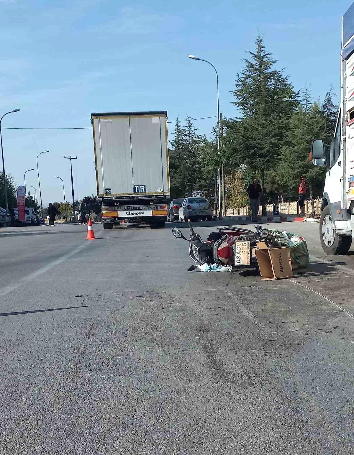 Afyonkarahisar\'da Tırın Çarptığı Motosiklette 3 Kişi Yaralandı