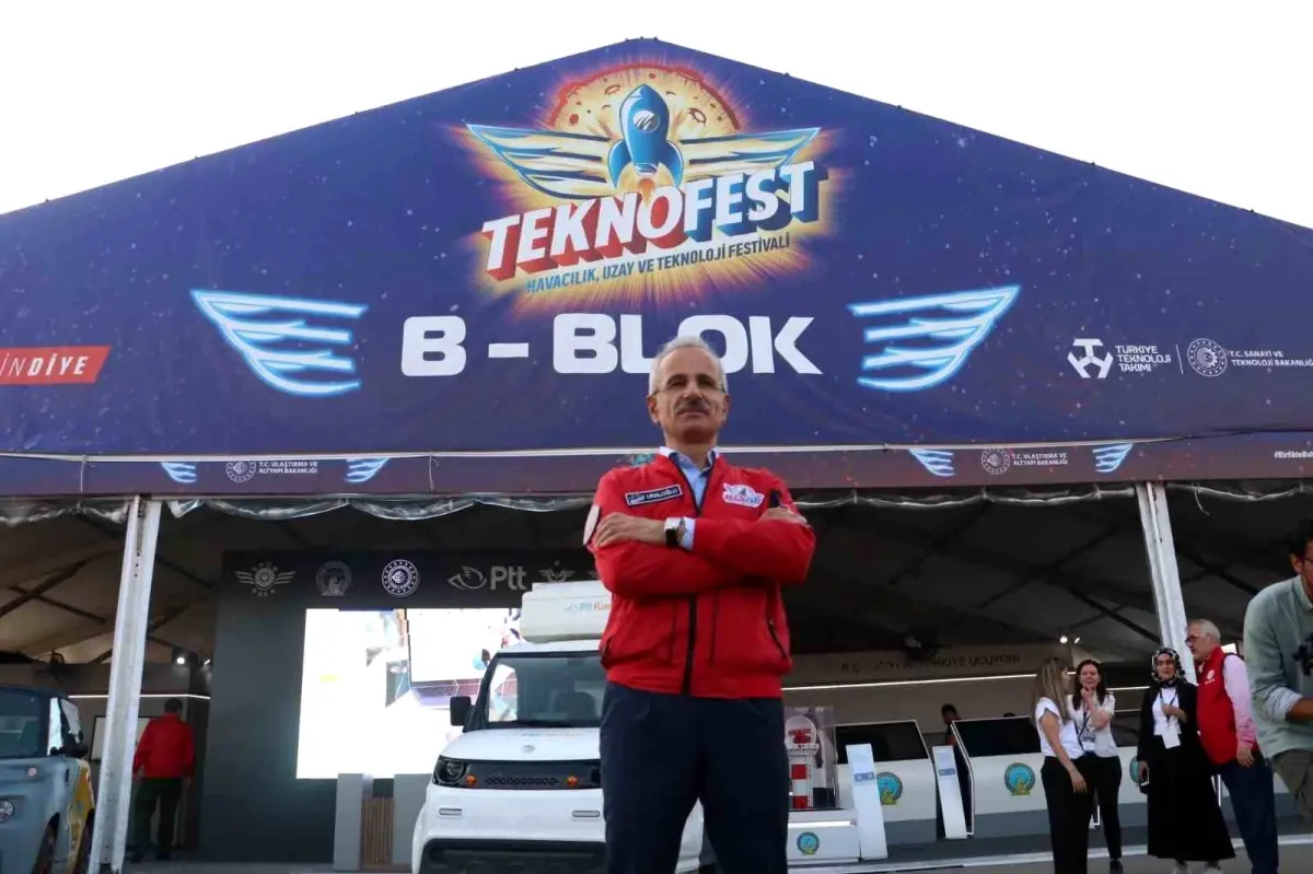 Ulaştırma ve Altyapı Bakanı TEKNOFEST\'i Ziyaret Etti