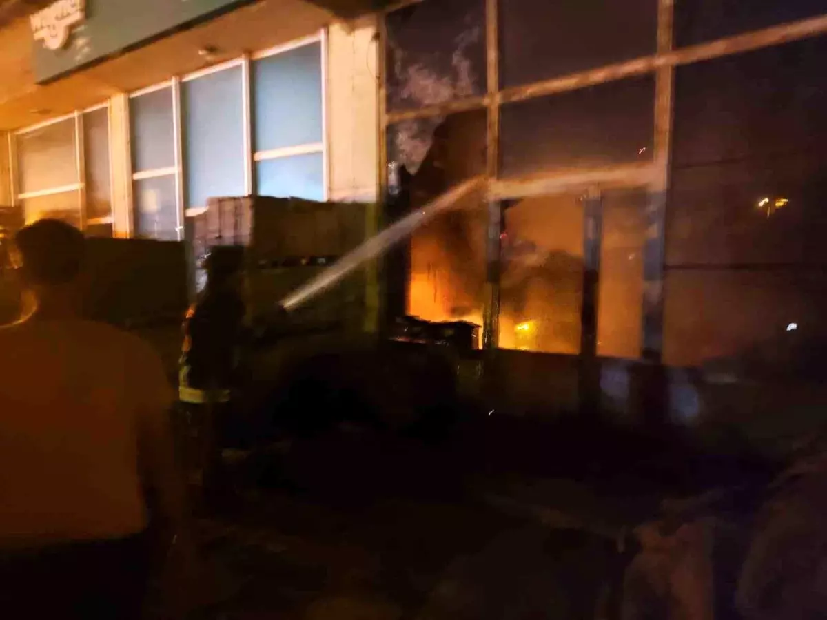 Van\'ın Özalp ilçesinde çıkan yangında bir iş yeri büyük hasar aldı