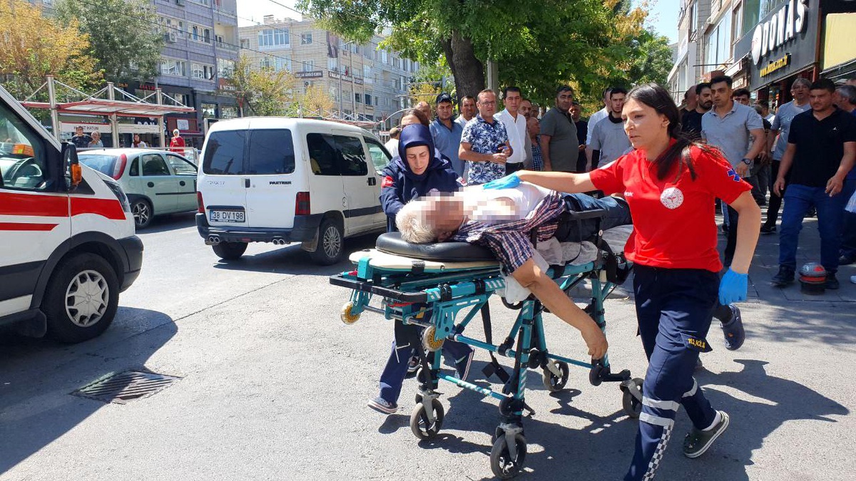 Kayseri\'de bir kişi kalp krizi geçirdi, vatandaş kalp masajı yaptı