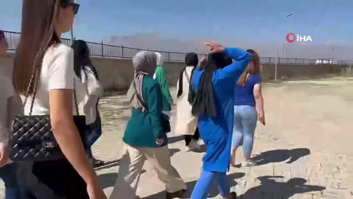 Yüksekova\'ya atanan yeni öğretmenler güllerle karşılandı