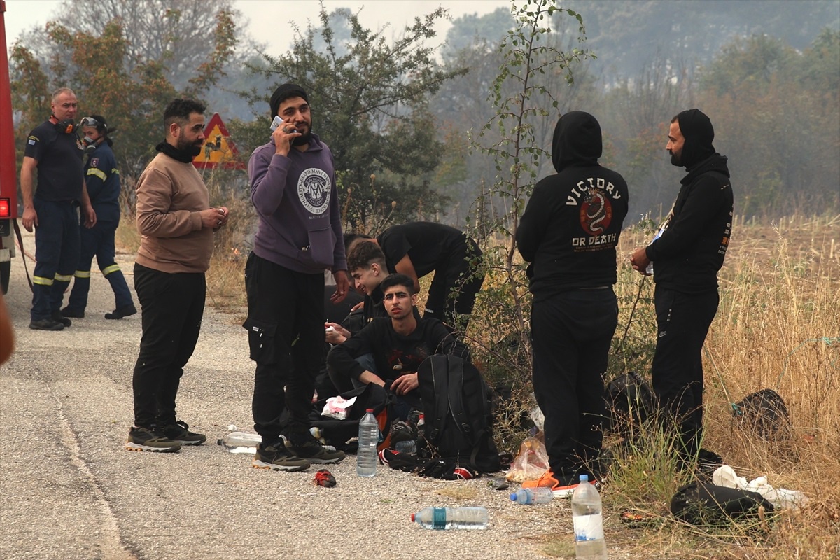 Yunanistan\'daki yangında mahsur kalan düzensiz göçmenler polise teslim edildi