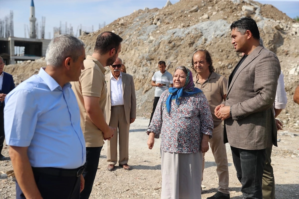 Aliağa\'da şehit ailesi, okul inşaatını ziyaret etti