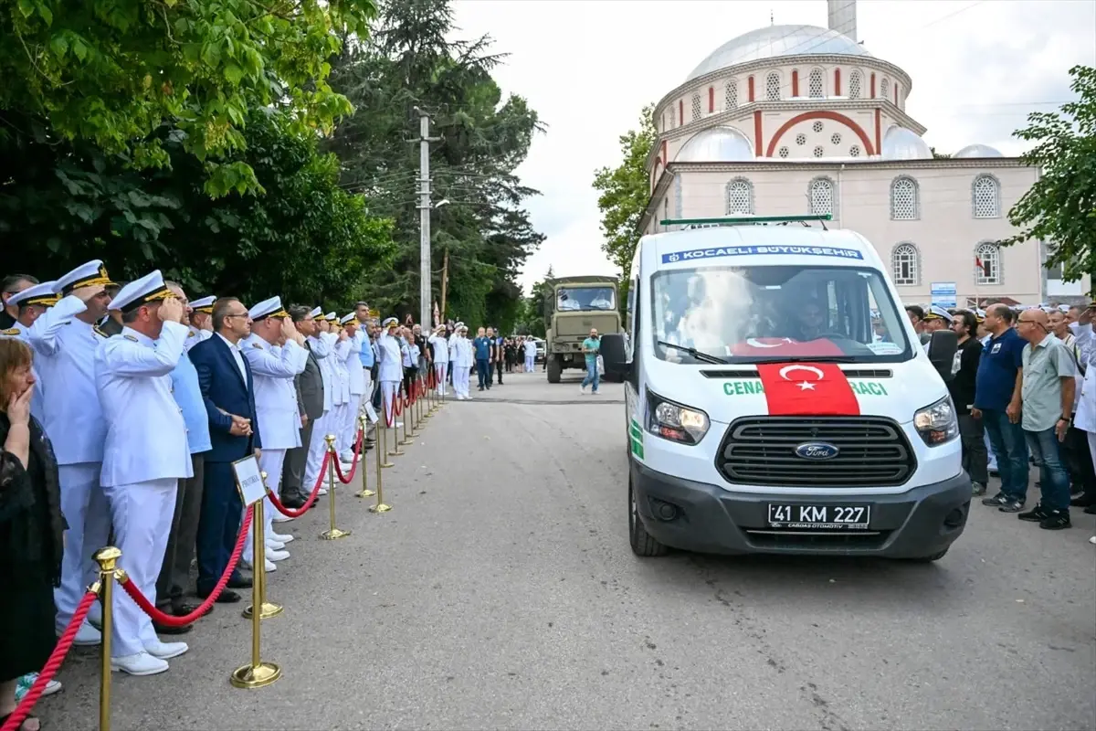 Emekli Tuğamiral Burak Akçay\'ın Cenazesi Kocaeli\'de Defnedildi