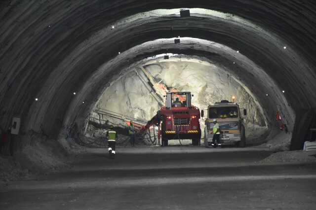 Ankara-İzmir Hızlı Tren Hattı ile 2 şehir arasındaki seyahat süresi 3 saat 30 dakikaya inecek Ankara-İzmir Hızlı Tren Hattı ile 2 şehir arasındaki seyahat süresi 3 saat 30 dakikaya inecek