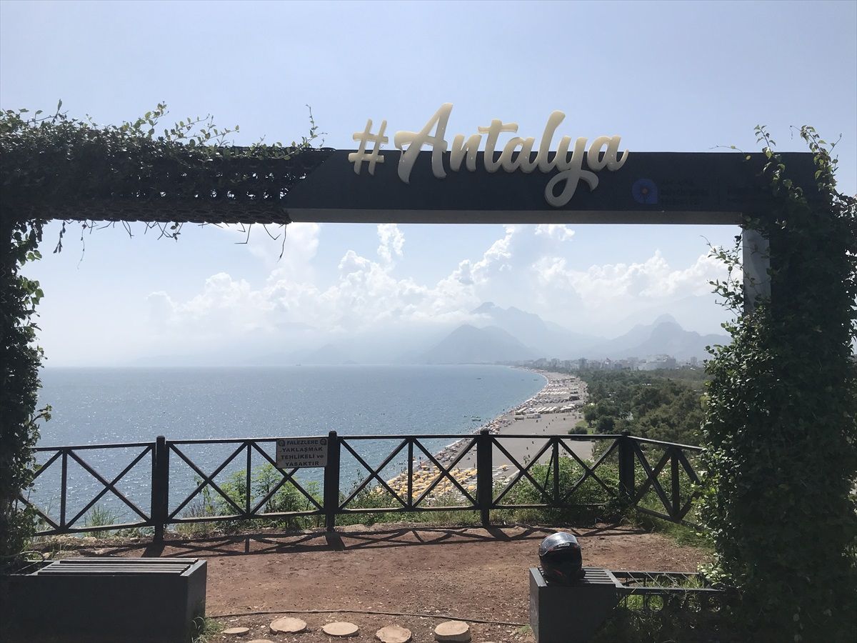 Antalya\'da serinlemek isteyenler sahillerde yoğunluk oluşturdu