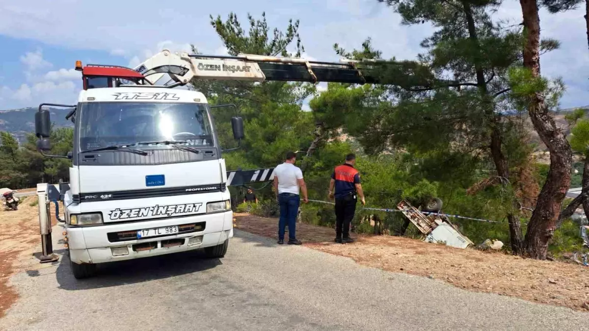 Çanakkale\'de Kamyonet Uçurumdan Yuvarlandı: Sürücü Hayatını Kaybetti