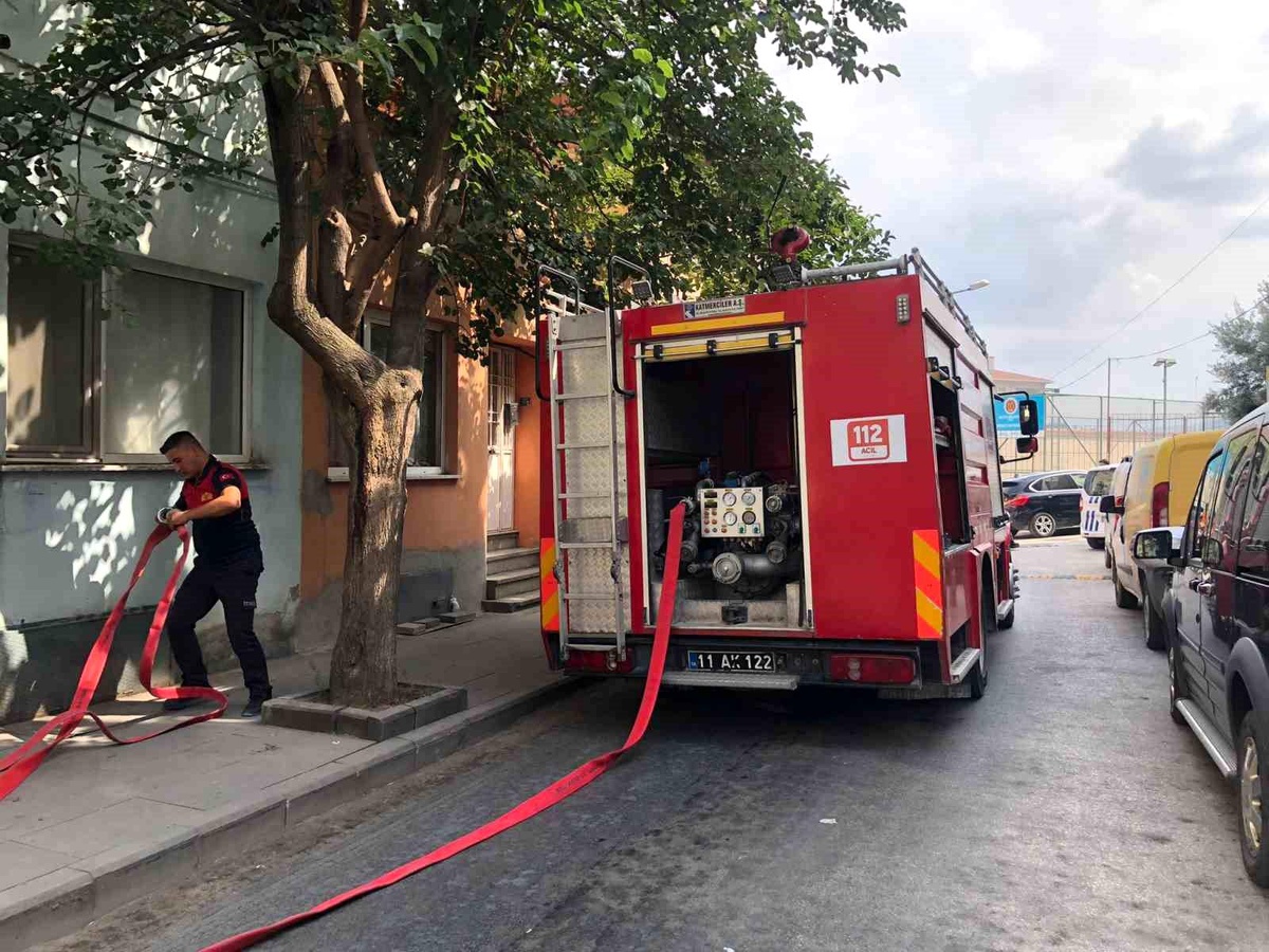 Bilecik\'te Apartman Boşluğunda Yangın Çıktı