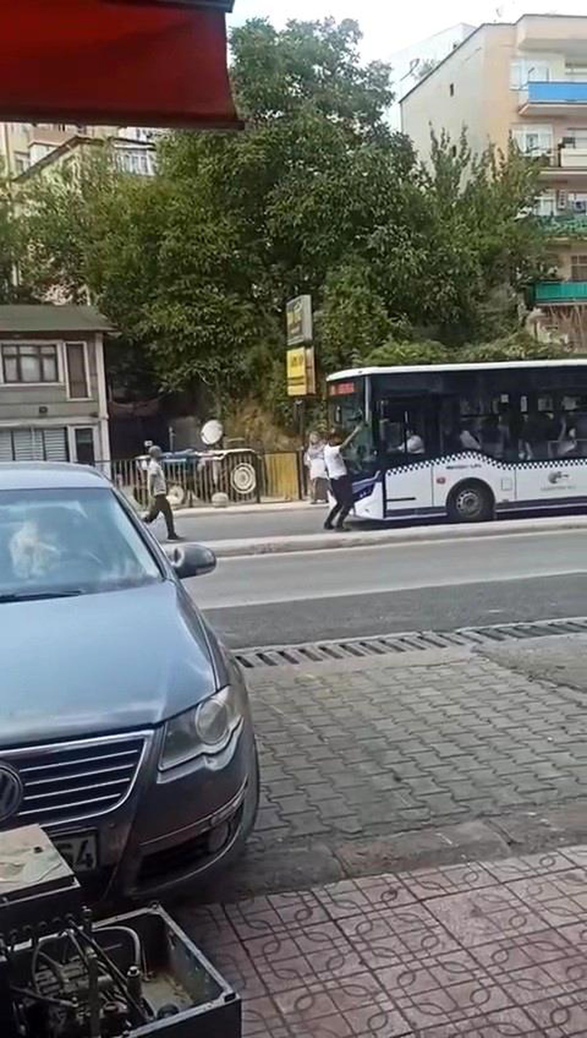 Bu sefer yaya, otobüse çarptı