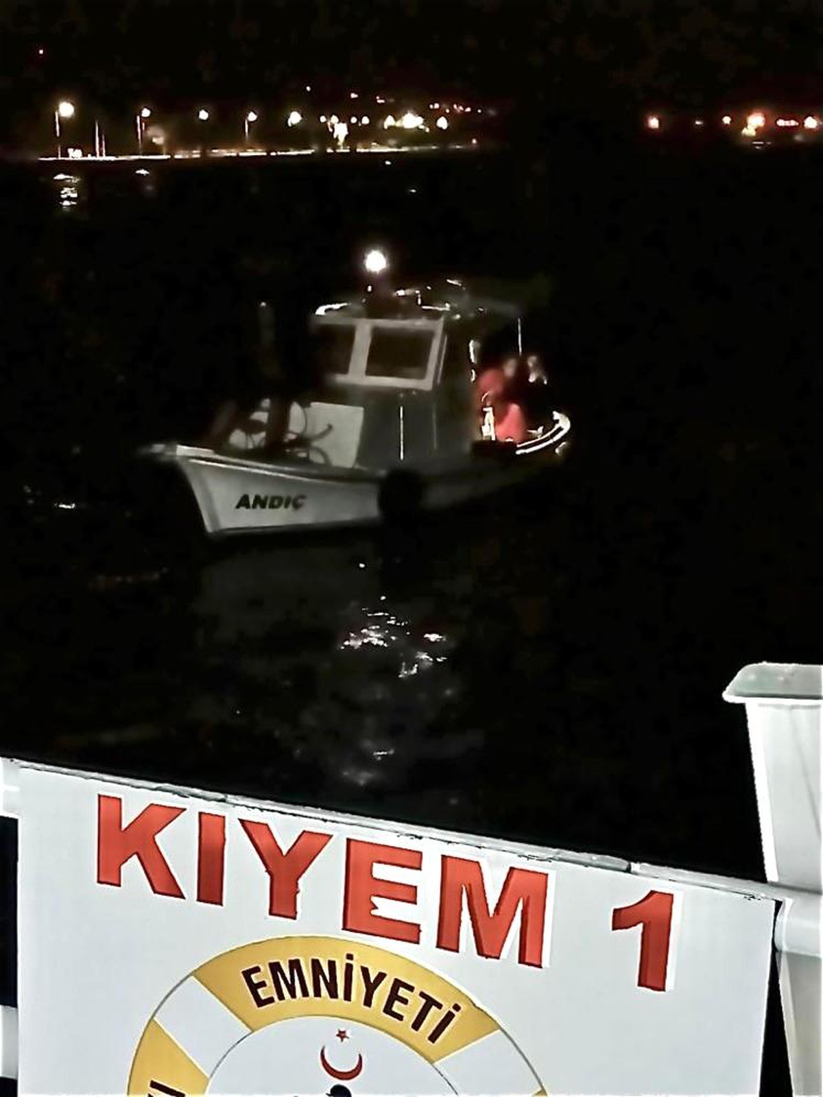 Çanakkale Boğazı\'nda Arızalanan Tekne Kıyı Emniyeti Tarafından Kurtarıldı