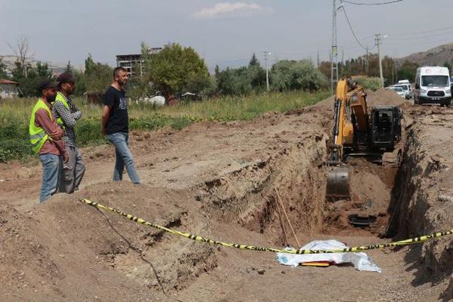 Çankırı'da altyapı çalışması sırasında göçük: 1 işçi hayatını kaybetti Çankırı'da altyapı çalışması sırasında göçük: 1 işçi hayatını kaybetti