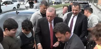 Cumhurbaşkanı Erdoğan, aracından inip vatandaşlarla sohbet etti