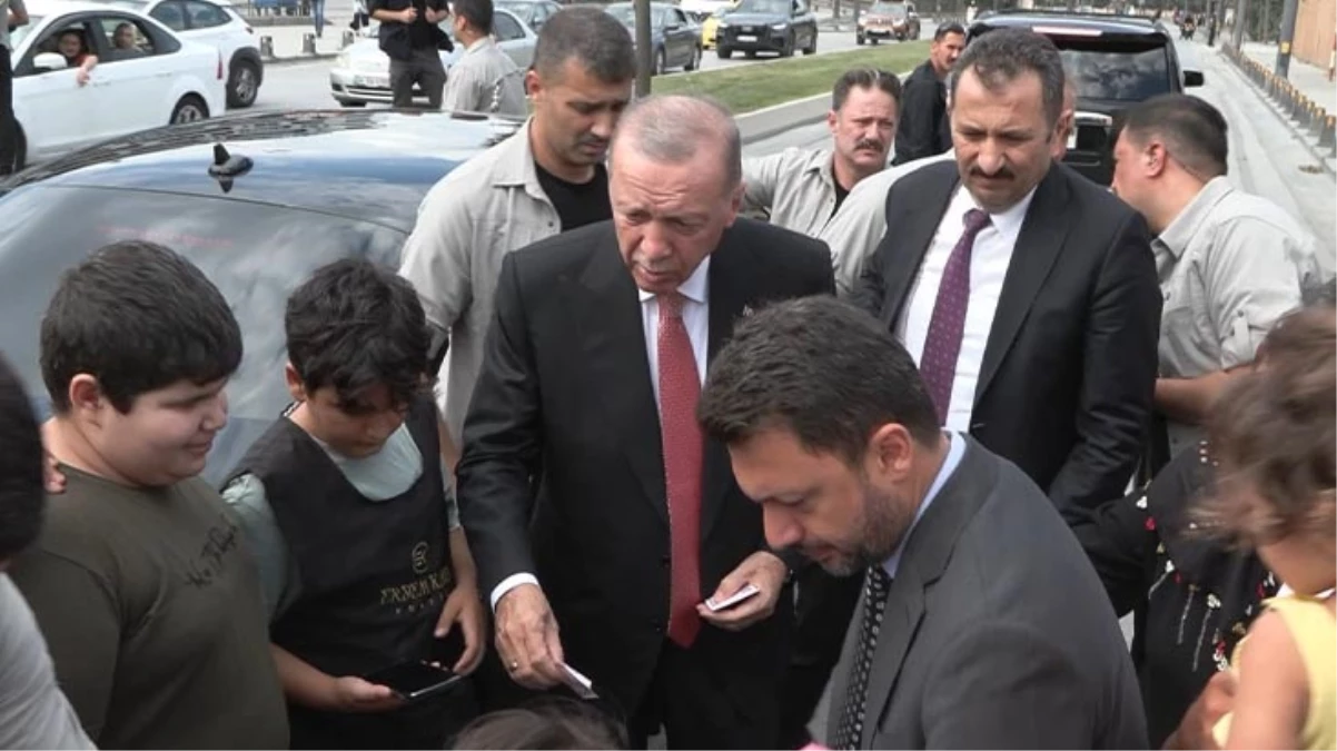 Cumhurbaşkanı Erdoğan, aracından inip vatandaşlarla sohbet etti
