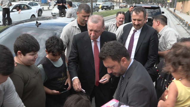 Cumhurbaşkanı Erdoğan Vatandaşlarla Sohbet Etti ve Oyuncak Dağıttı