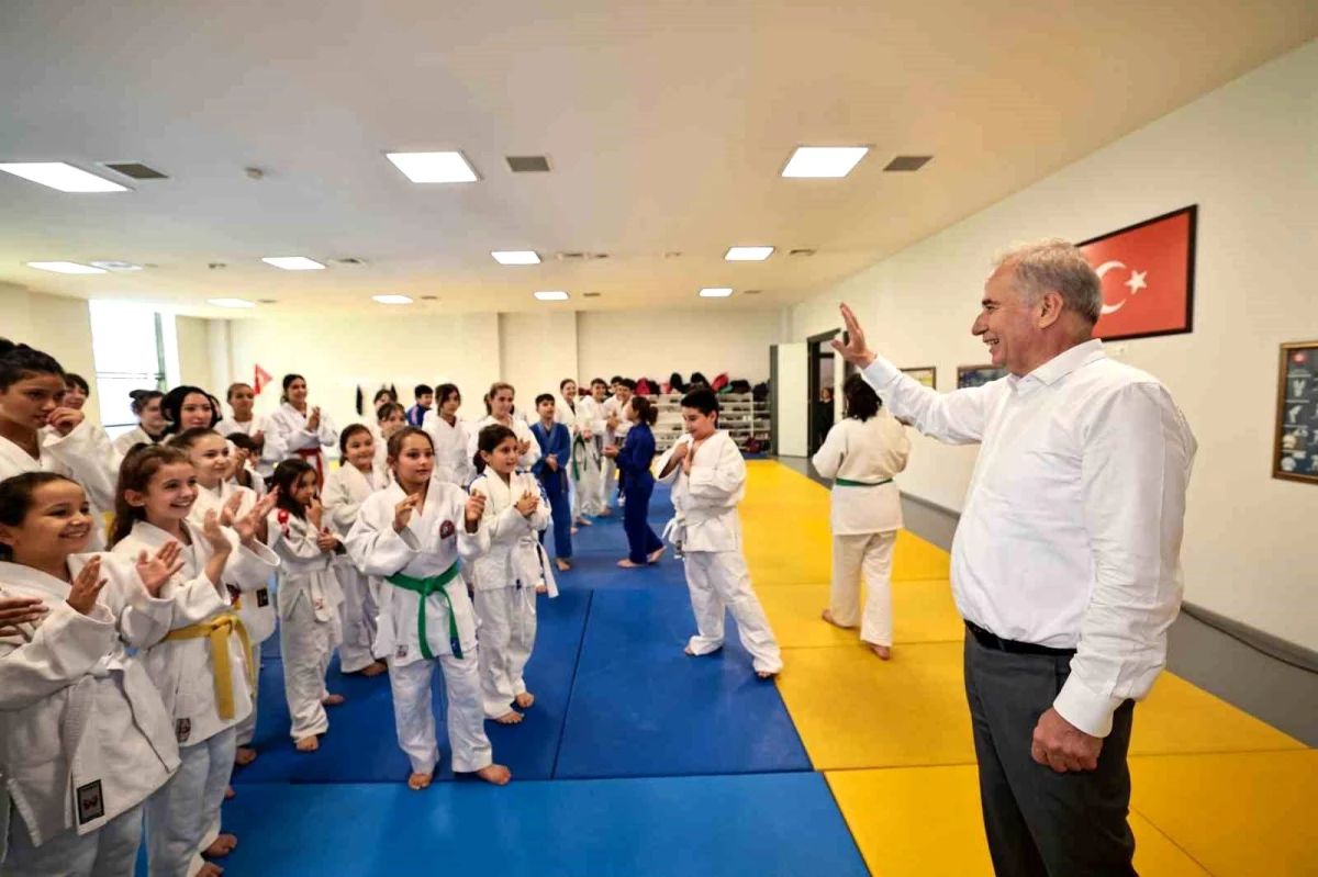 Denizli Büyükşehir Belediyesi Yaz Spor Okulları\'nda Çocuklarla Buluştu