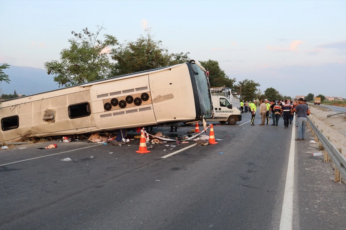 Denizli\'de kum yüklü kamyonun çarptığı otobüste 6 kişi öldü