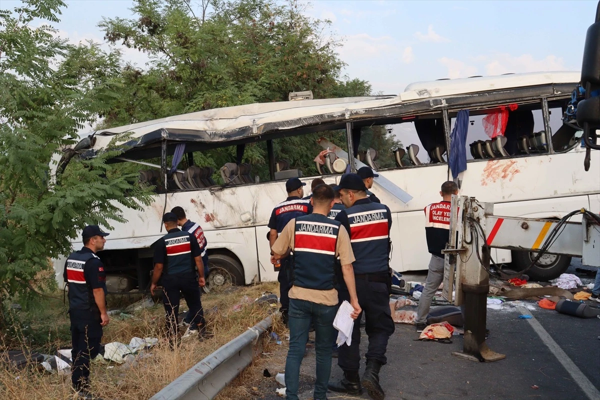 Denizli\'de kum yüklü kamyonun otobüse çarpması sonucu 6 kişi hayatını kaybetti