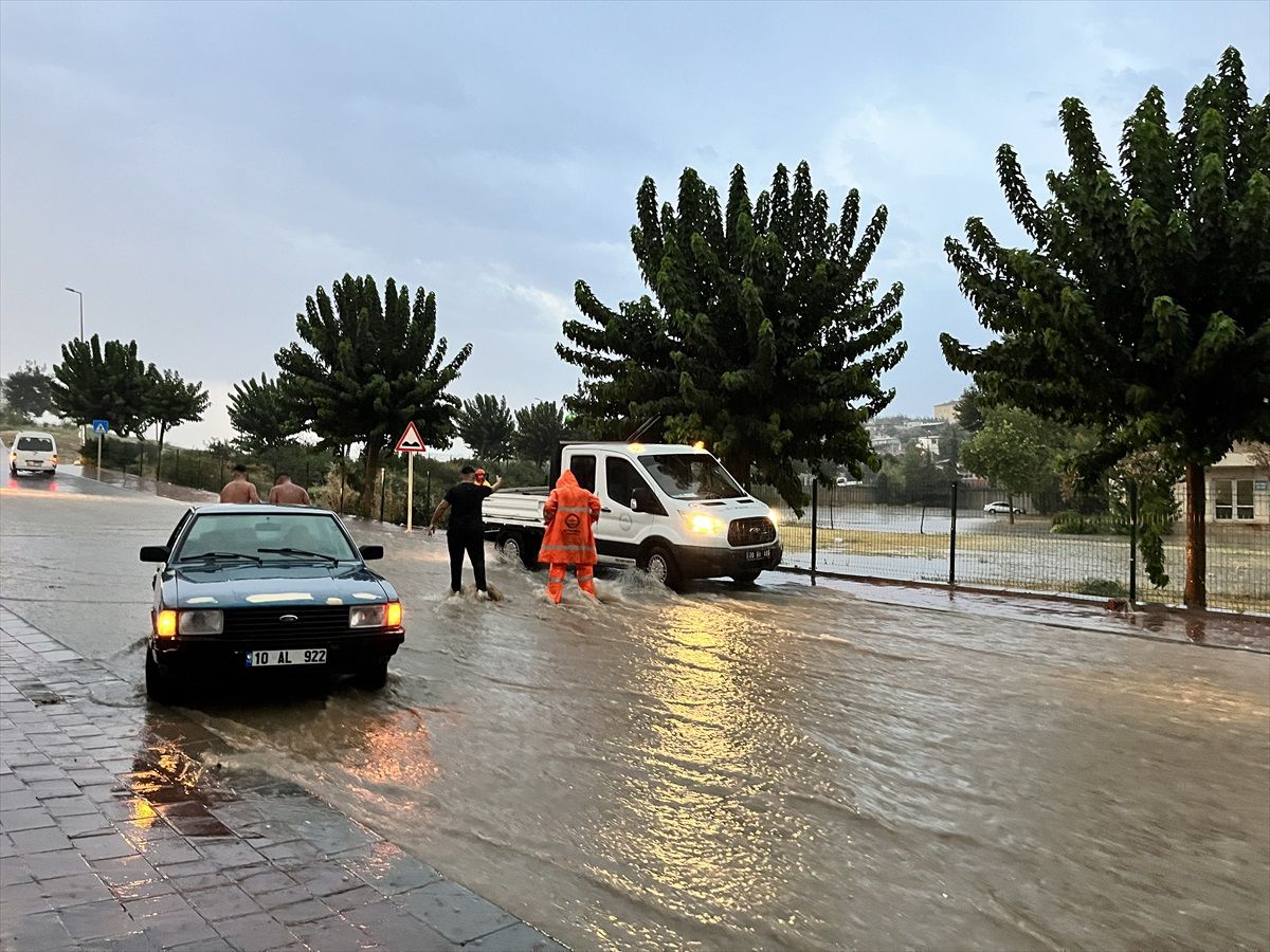 Denizli\'de sağanak yağış nedeniyle su birikintisi oluştu, 6 kişi yaralandı