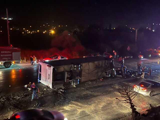 Denizli'de zincirleme trafik kazası: 3 ölü, 50 yaralı