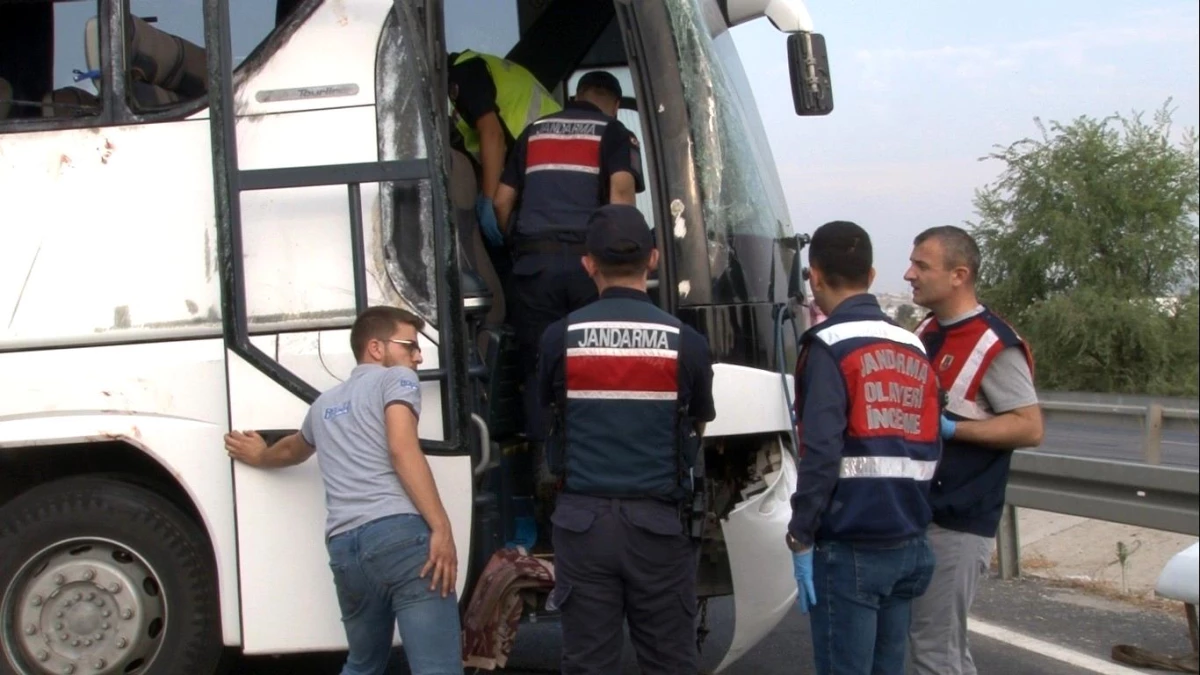 Denizli\'de Tırın Otobüse Çarpması Sonucu 6 Kişi Öldü, 43 Kişi Yaralandı