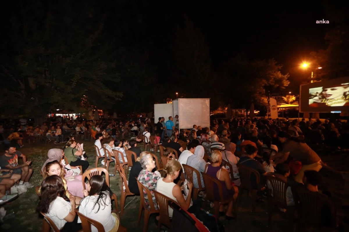 Efes Selçuk Belediyesi, İftarlık Gazoz filminin gösterimiyle açık hava sinemasını canlandırdı