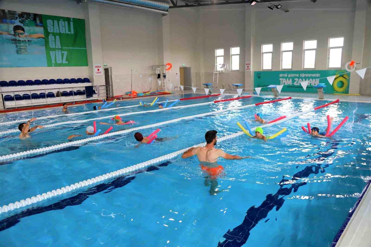 Diyarbakır Ergani\'de Yarı Olimpik Havuzda Minikler Yüzme Eğitimi Alıyor