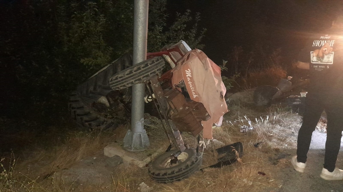 Erzincan\'da tırın traktöre çarpması sonucu 3 kişi yaralandı