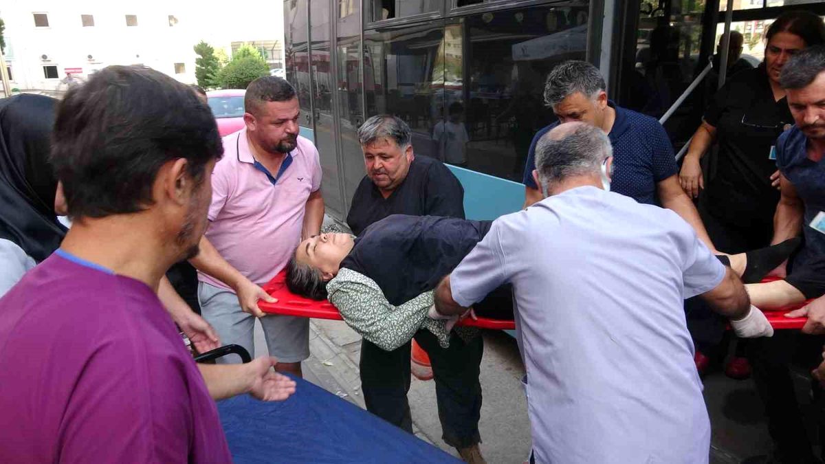 Mersin\'de Otobüste Fenalaşan Kadına Emekli Hemşire İlk Müdahaleyi Yaptı