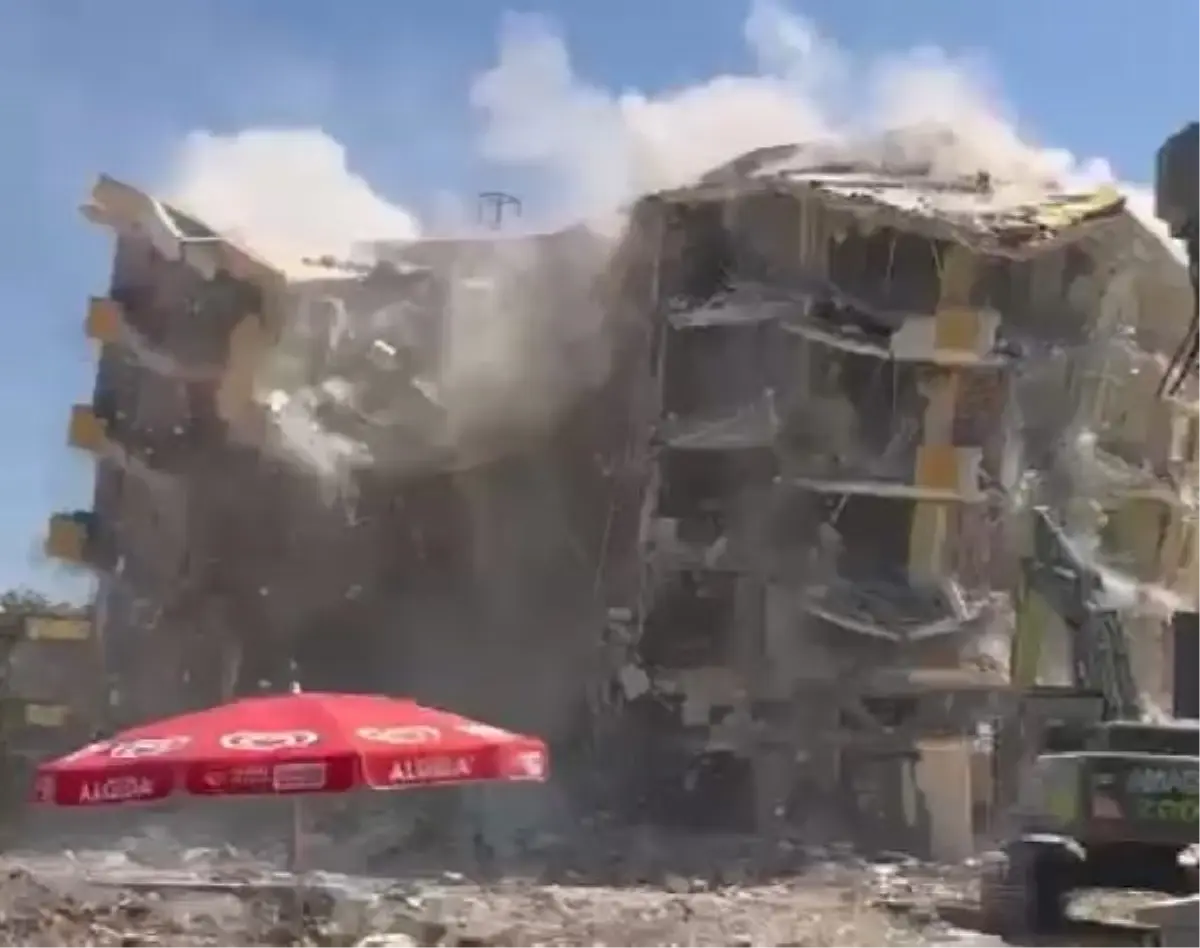 Gaziantep'te yıkım sırasında bina çöktü