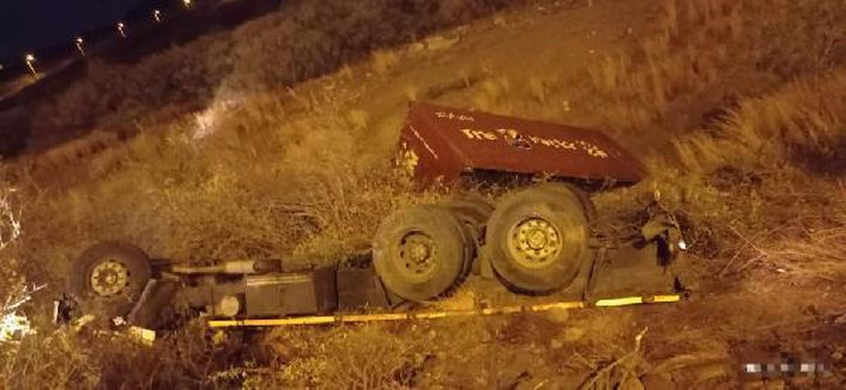 Adana'da Kamyon Şarampole Yuvarlandı: 1 Ölü