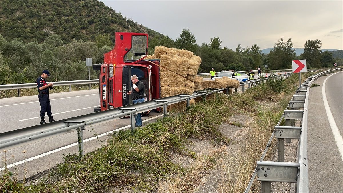 Karabük\'te saman balyası yüklü kamyon devrildi, 1 kişi yaralandı