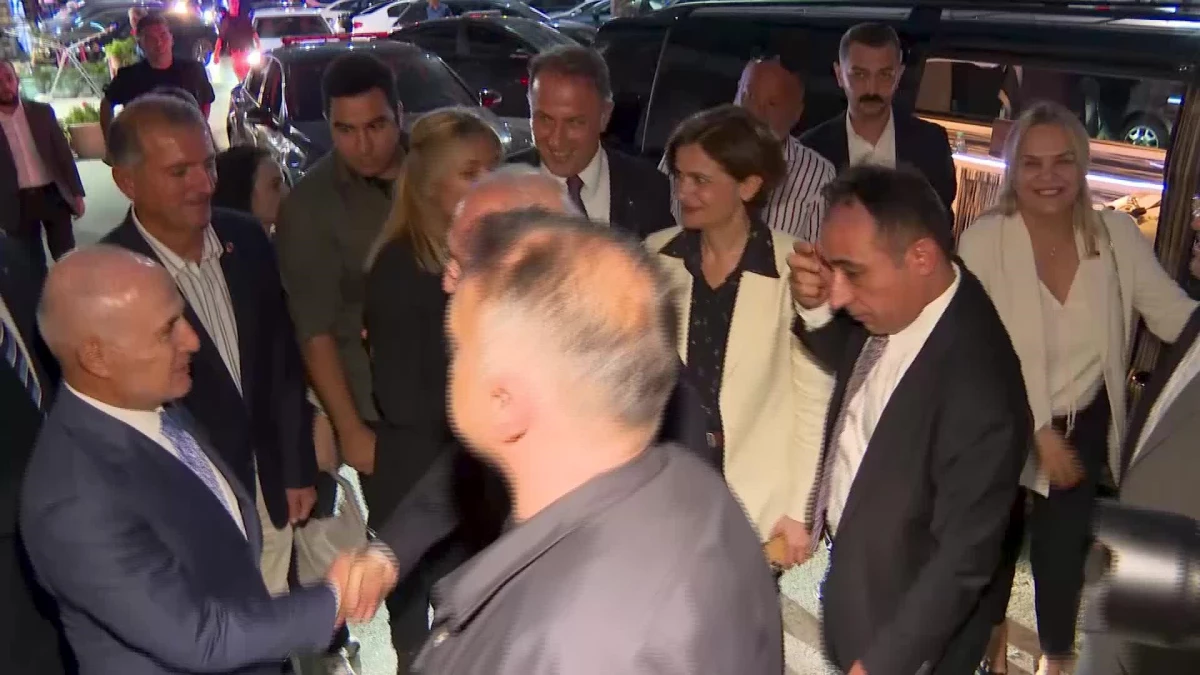 Kılıçdaroğlu, İstanbul\'da düğüne katılarak nikah şahitliği yaptı